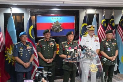 Malek Razak (tengah) dalam sidang akhbar di Wisma Pertahanan, Kuala Lumpur pada Rabu.