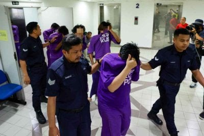 Sembilan penyokong Selangor FC yang dipercayai terlibat dalam kejadian membakar suar di Jambatan Angkat pada Ahad lepas, disambung reman sehari lagi. Foto Bernama