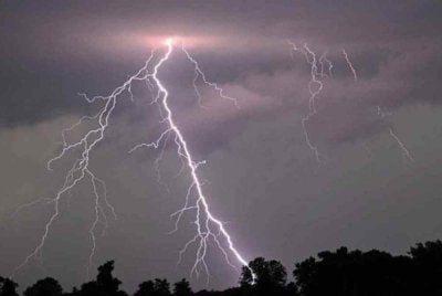 MetMalaysia mengeluarkan amaran ribut petir, hujan lebat dan angin kencang di lapan negeri melibatkan Johor, Kedah, Pahang, Perak, Selangor, Terengganu, Sabah dan Sarawak. Gambar hiasan 