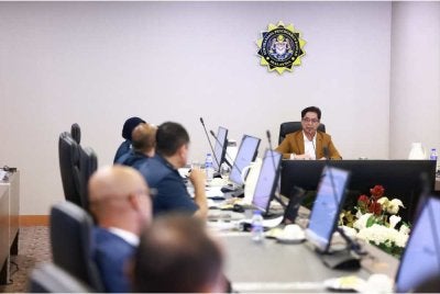 Azam ketika mempengerusikan Mesyuarat Pasukan Petugas Khas Hala Tuju Pengurusan Penguatkuasaan Pengimportan Sisa Plastik dan E-Waste Dalam Negara Bil 2/2026 di Putrajaya pada Rabu.