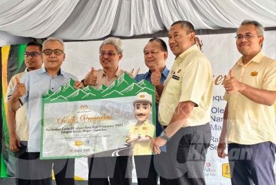 Alexander( tiga dari kanan) menyaksikan simbolik Penyerahan Pembaikan Cerun
di laluan Very High Frequençy MHE) Telapak Buruk pada Rabu.