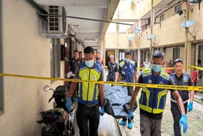 Anggota polis mengangkat mayat mangsa untuk di hantar ke Unit Forensik Hospital Seberang Jaya.