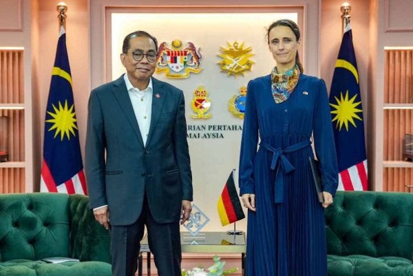 Mohamed Khaled bersama Duta Besar Jerman ke Malaysia, Silke Riecken-Daerr di Wisma Pertahanan pada Selasa. Foto FB Khaled Nordin 