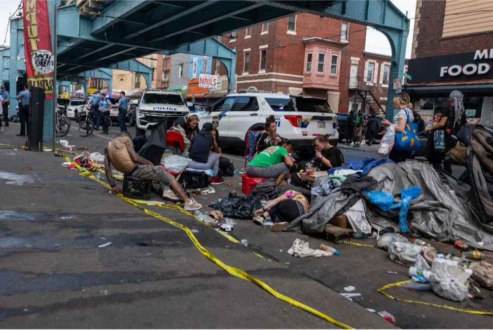 'Zombie' yang berkeliaran di jalanan Kensington Avenue, Philadelphia,