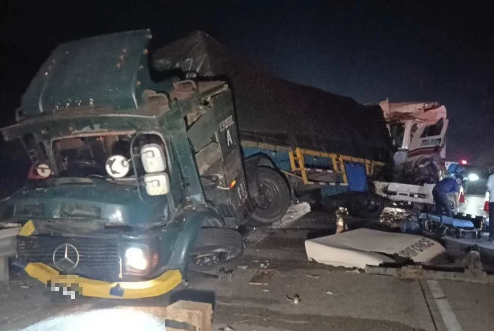 Keadaan di lokasi kemalangan membabitkan tiga kenderaan di Lebuhraya Utara-Selatan arah selatan pada Khamis.