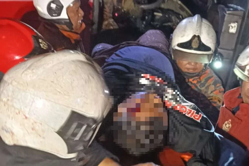 Anggota bomba mengeluarkan mangsa tersepit dalam kemalangan.