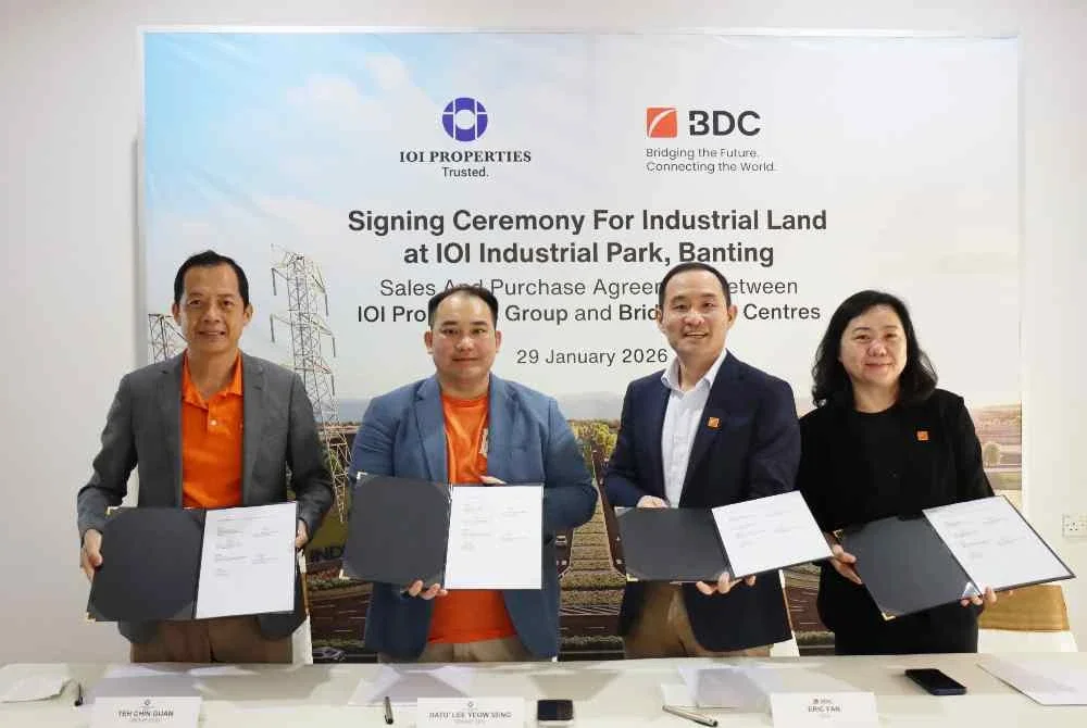 Yeow Seng (dua dari kiri) bersama Eric Fan (dua dari kanan) ketika majlis memeterai kerjasama antara IOIPG dan BDC - Foto IOIPG