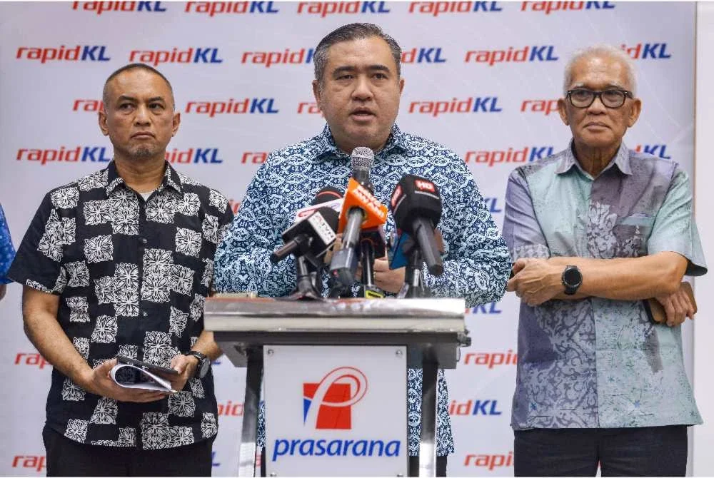 Anthony Loke (tengah) ketika sidang akhbar selepas pelancaran Penjejak Penjimatan Pas My50 serta kemudahan pembelian Pas Rapid Kota dan Pas Rapid Kembara secara digital melalui aplikasi Touch n Go di Stesen LRT Ampang Park hari ini. - Foto: Bernama