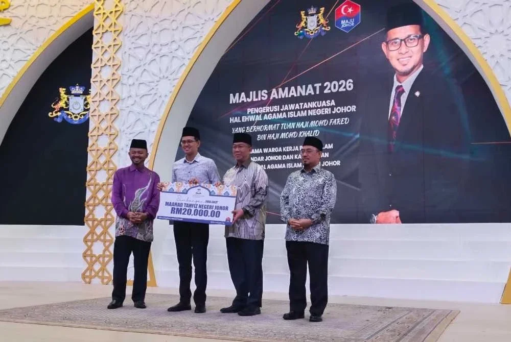 Mohd Fared (tiga dari kanan) menyampaikan bantuan dalam Majlis Amanat 2026 dan Pengumuman Kadar Fitrah Bagi Tahun 2026 di Pusat Islam Iskandar Johor, Johor Bahru.