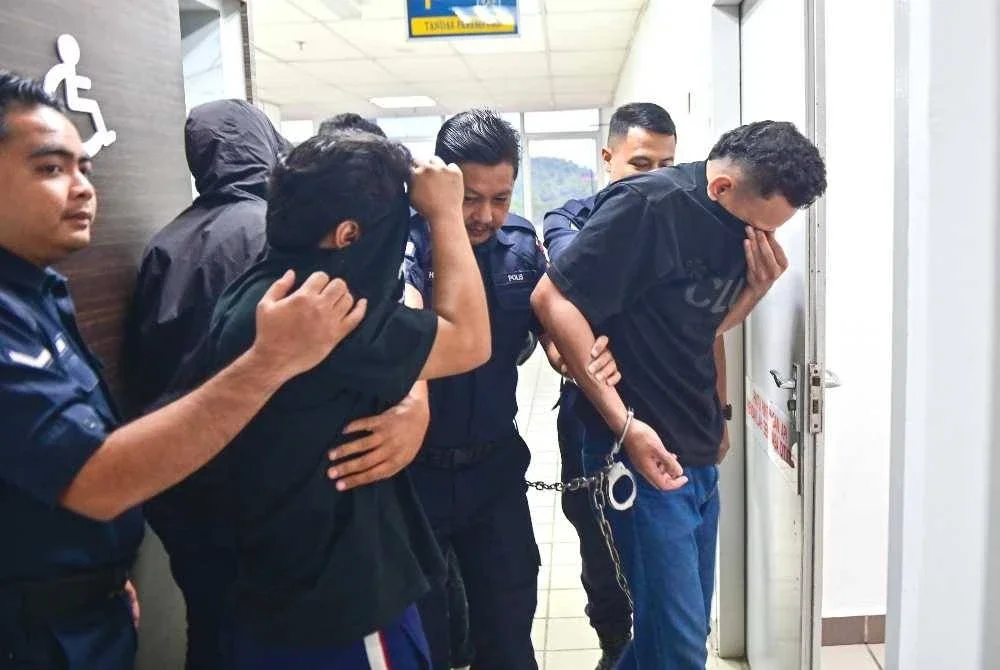 Sembilan individu dihadapkan di Mahkamah Majistret Kuala Terengganu susulan kekecohan yang tercetus dalam insiden membakar suar di dataran Jambatan Angkat, Kuala Terengganu pada Ahad lalu.
