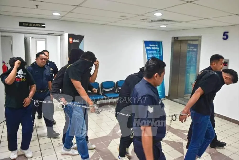 Sembilan individu dihadapkan di Mahkamah Majistret Kuala Terengganu susulan kekecohan yang tercetus dalam insiden membakar suar di dataran Jambatan Angkat, Kuala Terengganu pada Ahad lalu.
