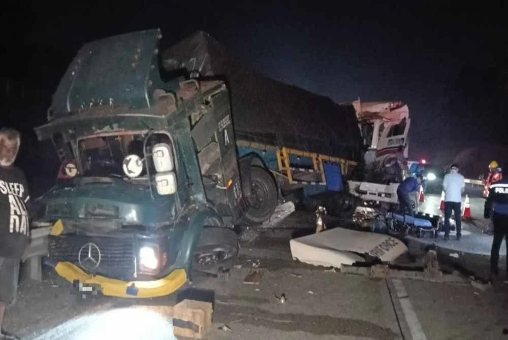 Kemalangan menyebabkan pemandu lori berusia 37 tahun meninggal dunia di lokasi kejadian akibat tersepit.