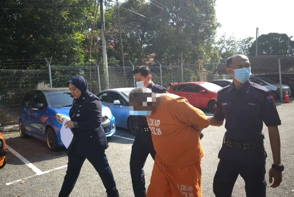 Seorang pemandu bas sekolah direman tujuh hari oleh Mahkamah Majistret Jasin pada Rabu selepas disyaki melakukan gangguan seksual terhadap seorang pelajar lelaki Tingkatan Dua.