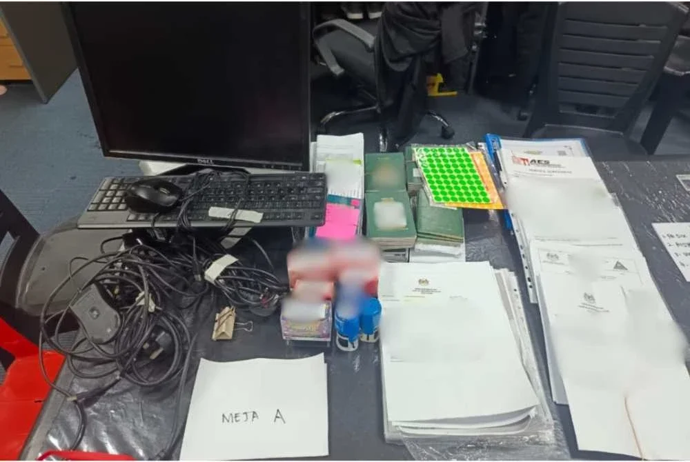 Antara barangan yang disita JIM dalam serbuan di sebuah premis kedai di Jalan Desa Pandan pada Rabu.