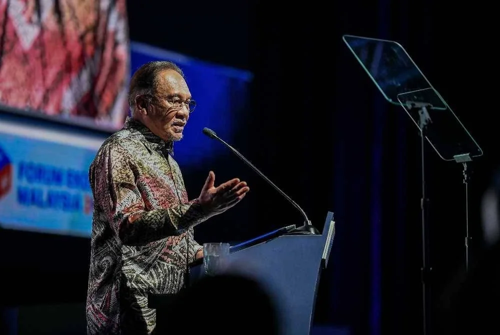 Perdana Menteri Datuk Seri Anwar Ibrahim menyampaikan ucapan pada Perasmian Forum Ekonomi Malaysia 2026 di Pusat Konvensyen Kuala Lumpur (KLCC) pada Khamis. Foto Bernama. 