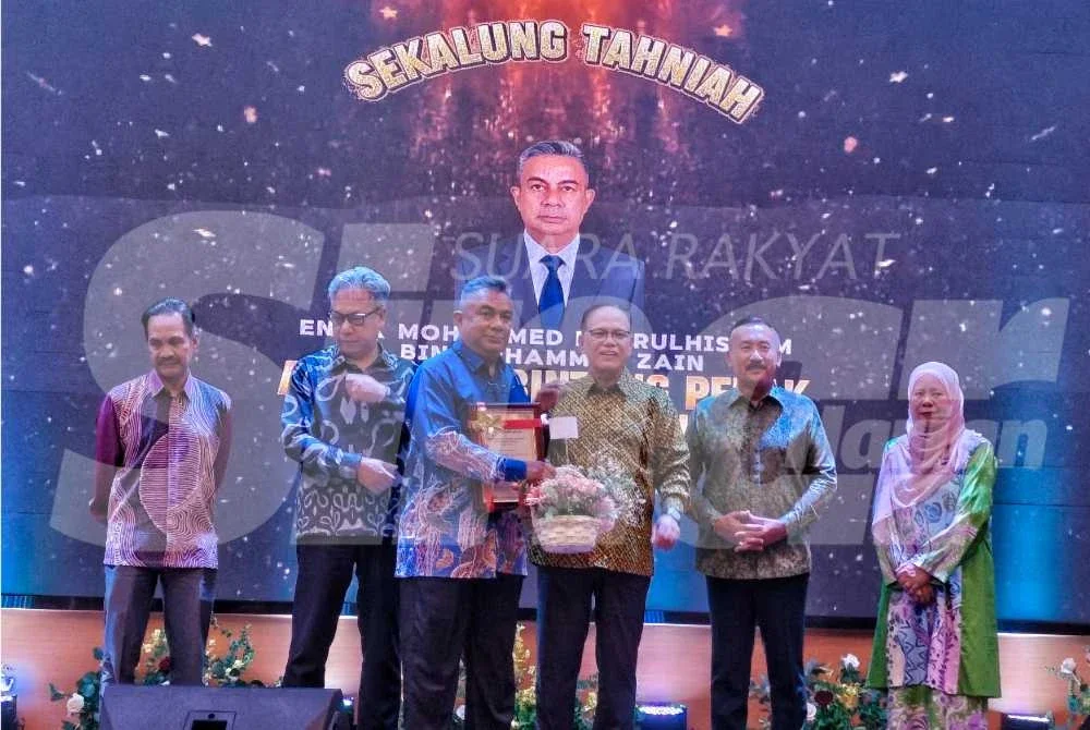Wan Rosdy menyampai anugerah dan sijil kepada salah seorang penerima dalam Majlis Apresiasi Bintang Antidadah AADK Negeri Pahang 2025 di Kuantan pada Khamis.