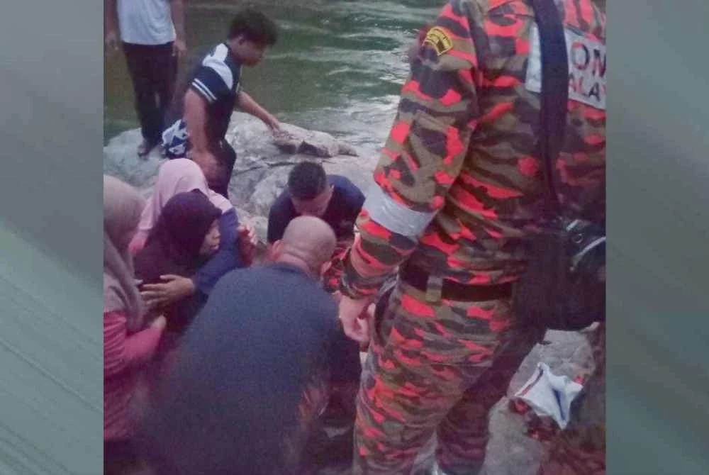 Jasad mangsa ditemukan pada jarak 10 meter dari lokasi di mana dia dipercayai terjatuh kira-kira jam 7.30 malam.Foto:JBPM