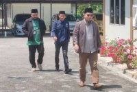 Penceramah bebas, Farid Abu Auliya (depan) diiringi pegawai penguat kuasa ketika hadir di Mahkamah Rendah Syariah Gombak Barat di sini pada Rabu.