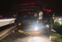 Seorang lelaki maut, manakala tujuh individu termasuk satu kanak-kanak perempuan cedera dalam kemalangan membabitkan sebuah bas ekspres dan dua buah lori di Kilometer 433 Lebuhraya Utara-Selatan arah selatan pada Khamis.