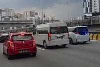 Polis sedang menyiasat sebuah kenderaan (kanan) memasang lampu berkelip biru berserta siren di Lebuhraya MEX pada Rabu.