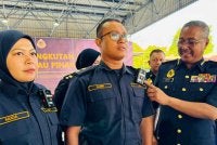 Zulkifly (kanan) menunjukkan kamera badan yang dipakai oleh anggota JPJ.