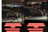 Tangkap layar video tular memaparkan seorang lelaki memegang parang serta menunjukkan isyarat tidak sopan dalam kejadian di Pekan Baru, Ipoh.