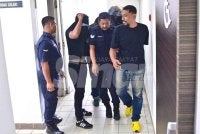Alfadli (kanan) bersama beberapa lagi tertuduh ketika dihadapkan di Mahkamah Majistret Kuala Terengganu atas kesalahan mengeluarkan kata-kata kurang sopan dan membakar suar di dataran Jambatan Angkat, Kuala Terengganu pada Ahad lalu. 