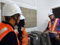 Mohd Noor Helmy (kanan) melihat mesin bitcoin yang terdapat pada rumah kosong berkenaan.