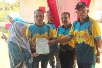 Mahdzir (kanan) menyerahkan geran hak milik Desa Keda Sungai Udang, Yan kepada salah seorang penerima.