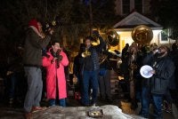 Kumpulan itu turut memainkan pelbagai alat muzik.