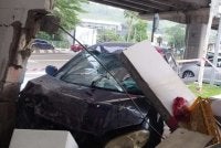 Keadaan sebuah kereta melanggar tembok pagar sebuah sekolah di sini pada Khamis.