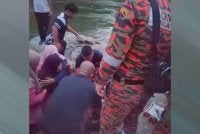 Jasad mangsa ditemukan pada jarak 10 meter dari lokasi di mana dia dipercayai terjatuh kira-kira jam 7.30 malam.Foto:JBPM