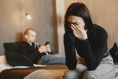 Kepercayaan dalam rumah tangga boleh runtuh hanya kerana sangkaan. Gambar hiasan