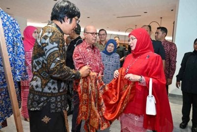 Tengku Ampuan Pahang Tunku Azizah Aminah Maimunah Iskandariah Binti Almarhum Sultan Iskandar Al-Haj, merasmikan
Minggu Seri-Ibu Kraf CIMB.
