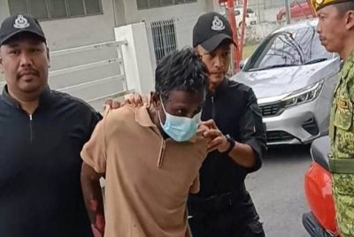  Parthiban (tengah) mengaku tidak bersalah di Mahkamah Sesyen Kajang atas dua pertuduhan cuba membunuh bekas teman wanitanya dan membakar kereta mangsa, minggu lalu.