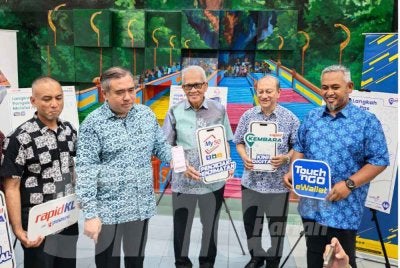 Anthony (dua dari kiri) bergambar selepas Sesi Pengenalan Penjejak Penjimatan My50 dan pendigitalan Pas Rapid Kota dan Rapid Kembara di Stesen LRT Ampang Park di sini pada Khamis.