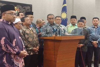 Takiyuddin (depan, tiga dari kanan) ketika sidang akhbar bersama ahli Parlimen PN yang lain di Pusat Media Parlimen, Kuala Lumpur pada Khamis.