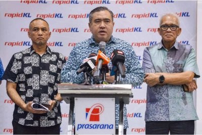 Anthony Loke (tengah) ketika sidang akhbar selepas pelancaran Penjejak Penjimatan Pas My50 serta kemudahan pembelian Pas Rapid Kota dan Pas Rapid Kembara secara digital melalui aplikasi Touch n Go di Stesen LRT Ampang Park hari ini. - Foto: Bernama