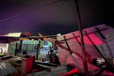 Keadaan beberapa buah rumah di Taman Damai di Pontian yang dilanda puting beliung pada petang Rabu. - Foto JBPM Johor 
