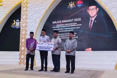 Mohd Fared (tiga dari kanan) menyampaikan bantuan dalam Majlis Amanat 2026 dan Pengumuman Kadar Fitrah Bagi Tahun 2026 di Pusat Islam Iskandar Johor, Johor Bahru.