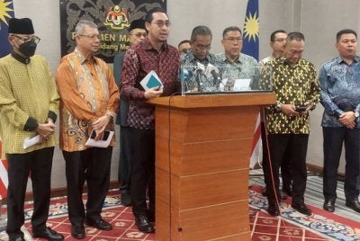Wan Ahmad Fayhsal (tiga dari kiri) bersama Ahli Parlimen PN ketika sidang akhbar di Pusat Media Parlimen, Kuala Lumpur pada Khamis.