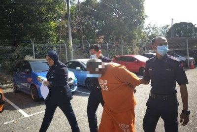 Seorang pemandu bas sekolah direman tujuh hari oleh Mahkamah Majistret Jasin pada Rabu selepas disyaki melakukan gangguan seksual terhadap seorang pelajar lelaki Tingkatan Dua.