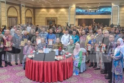 Wan Rosdy bergambar bersama penerima anugerah dalam Majlis Apresiasi Bintang Antidadah AADK Negeri Pahang 2025 di Kuantan pada Khamis.