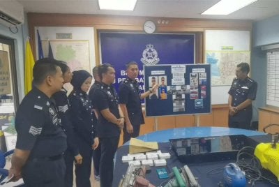 Ahmad Mohsin (dua dari kanan) pada sidang akhbar di IPD Arau pada Khamis.