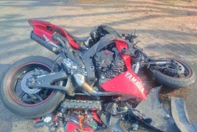 Seorang anggota Tentera Darat parah apabila kaki kanannya putus selepas motosikal berkuasa tinggi yang ditunggangnya terlibat kemalangan dengan sebuah pikap