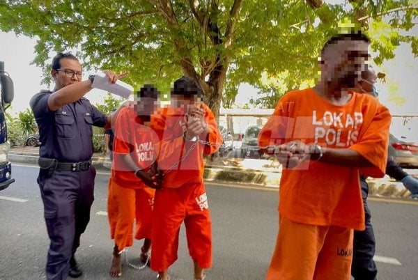 Ketiga-tiga suspek tiba dalam keadaan kaki dan tangan bergari untuk perintah reman di Kompleks Mahkamah Butterworth.