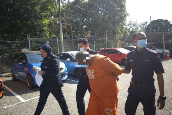 Seorang pemandu bas sekolah direman tujuh hari oleh Mahkamah Majistret Jasin pada Rabu selepas disyaki melakukan gangguan seksual terhadap seorang pelajar lelaki Tingkatan Dua.