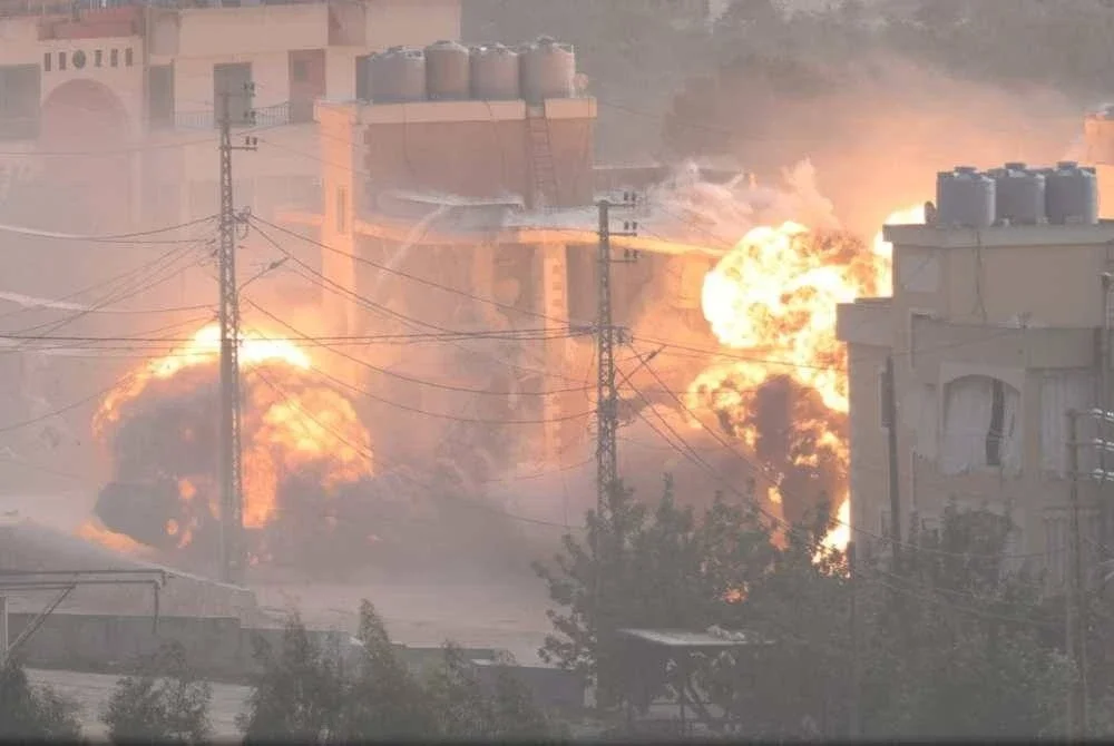 Api menjulang tinggi susulan letupan yang berpunca daripada serangan udara Zionis di perkampungan Kfar Tibnit, selatan Lubnan.