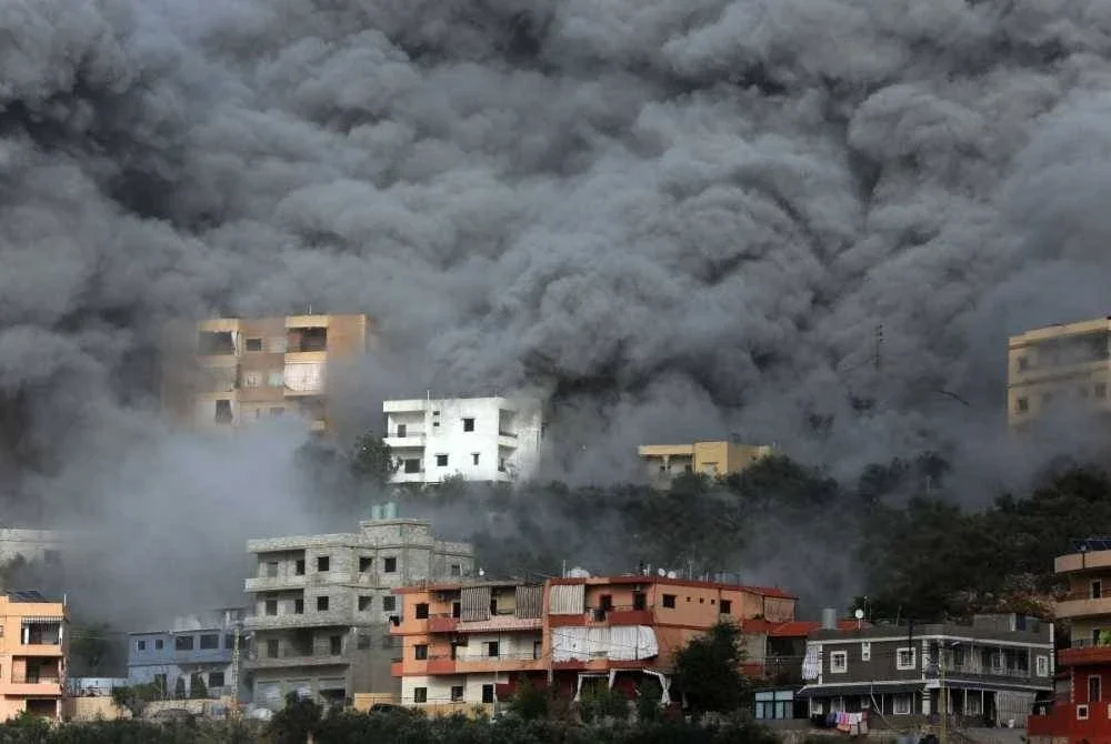 Kepulan asap tebal memenuhi bangunan kediaman di perkampungan Ain Qana yang dibedil Israel.
