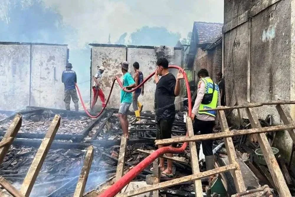 Penduduk setempat turut bersama-sama mengawal kebakaran tersebut. Foto Agensi